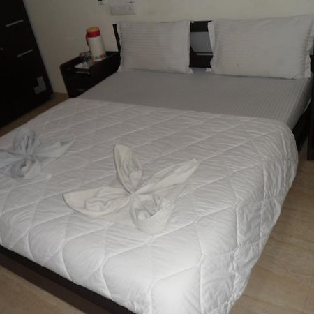 Hotel Rajdeep Inn Ахмедабад Екстериор снимка