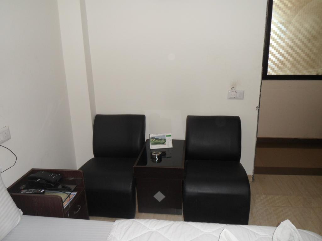 Hotel Rajdeep Inn Ахмедабад Екстериор снимка