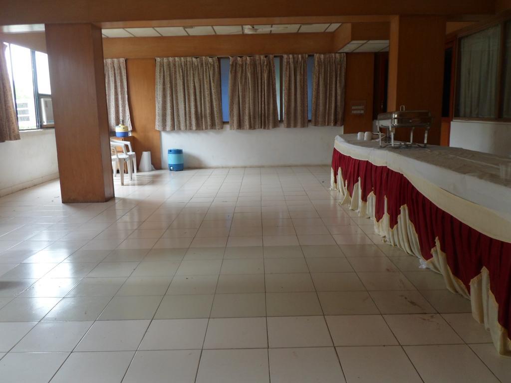 Hotel Rajdeep Inn Ахмедабад Екстериор снимка