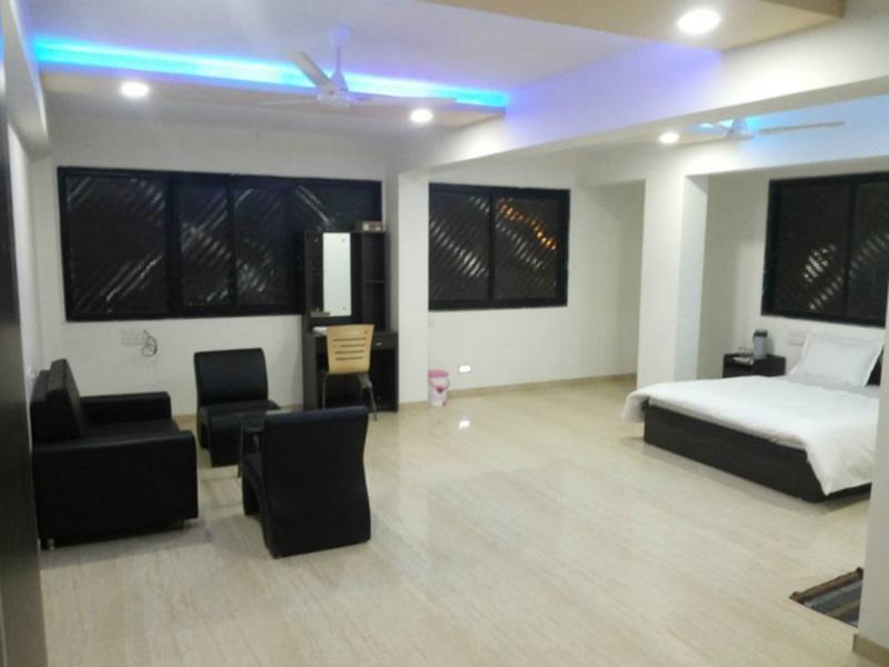 Hotel Rajdeep Inn Ахмедабад Екстериор снимка