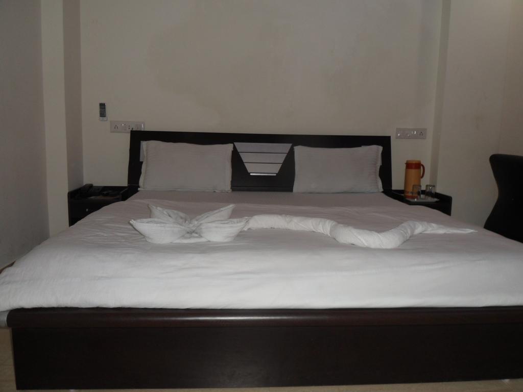 Hotel Rajdeep Inn Ахмедабад Екстериор снимка