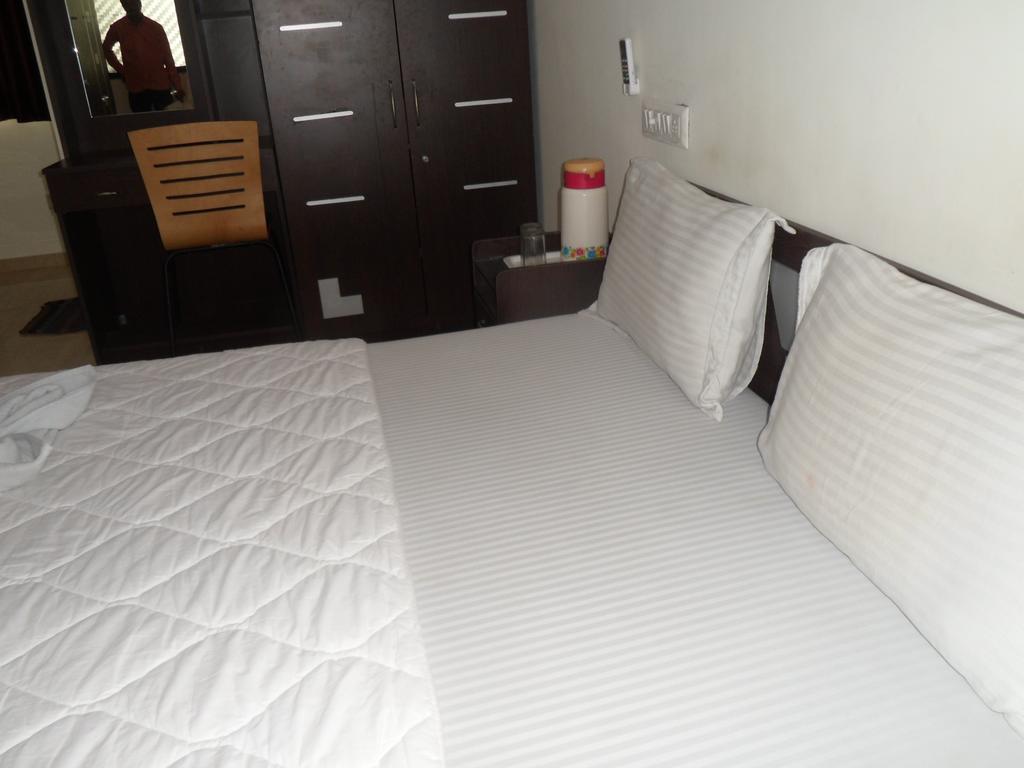 Hotel Rajdeep Inn Ахмедабад Екстериор снимка