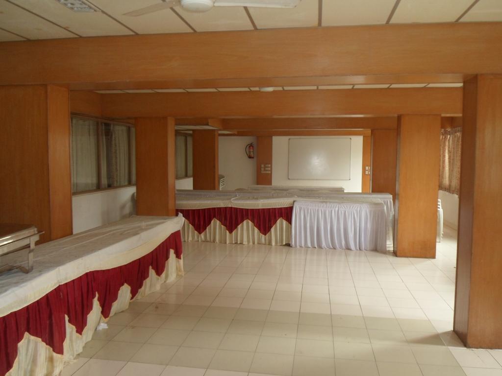 Hotel Rajdeep Inn Ахмедабад Екстериор снимка