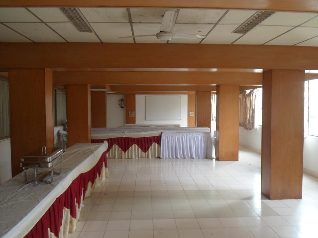 Hotel Rajdeep Inn Ахмедабад Екстериор снимка