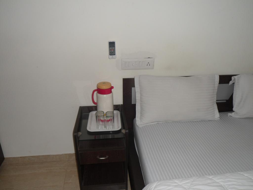 Hotel Rajdeep Inn Ахмедабад Екстериор снимка
