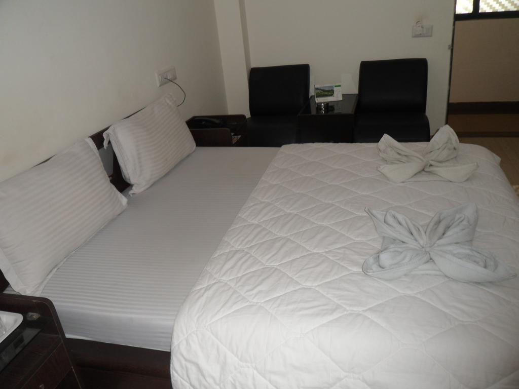 Hotel Rajdeep Inn Ахмедабад Екстериор снимка