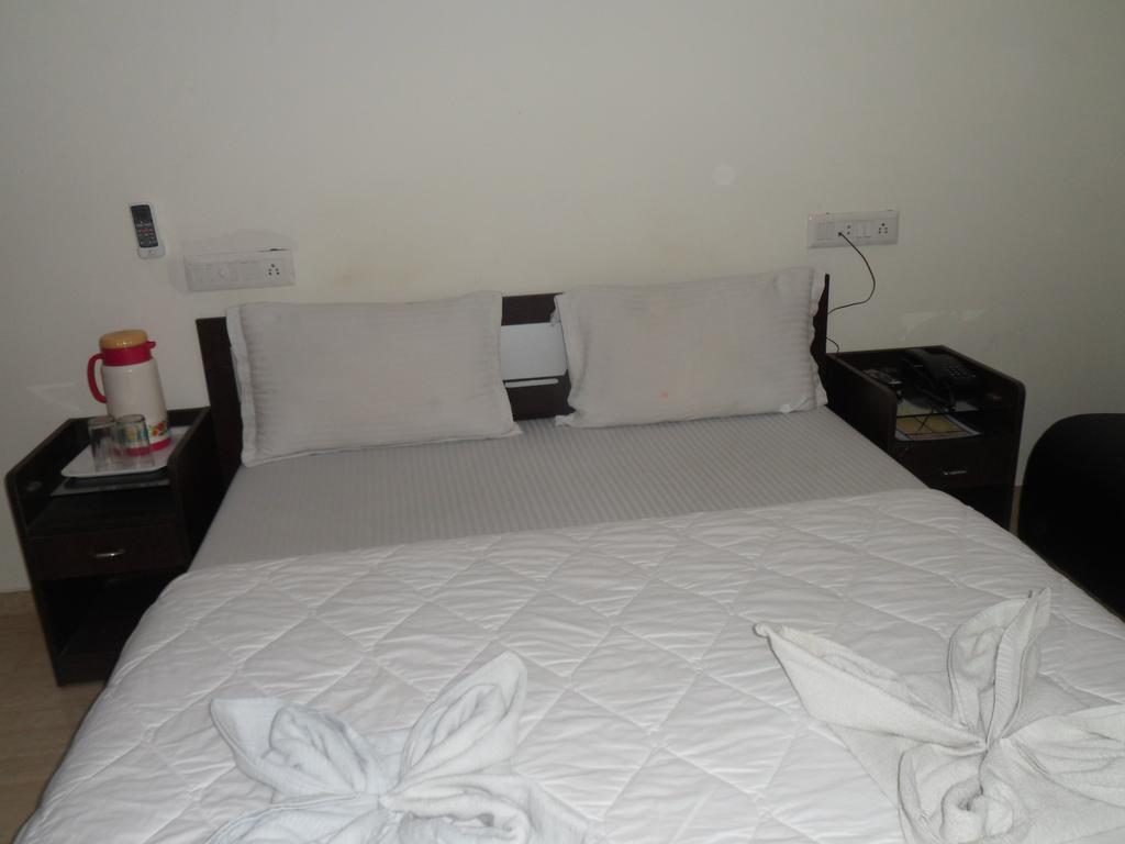 Hotel Rajdeep Inn Ахмедабад Екстериор снимка