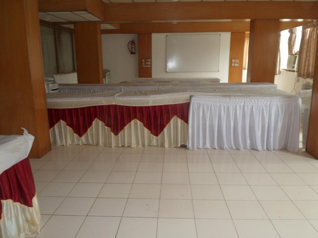 Hotel Rajdeep Inn Ахмедабад Екстериор снимка