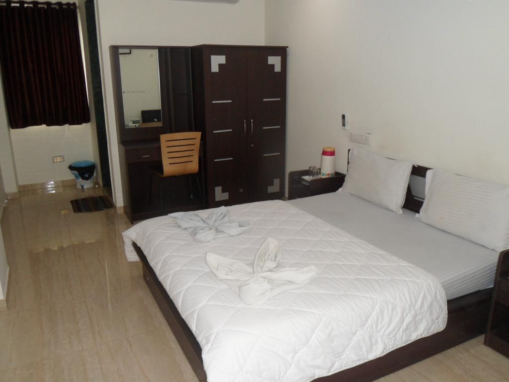 Hotel Rajdeep Inn Ахмедабад Екстериор снимка