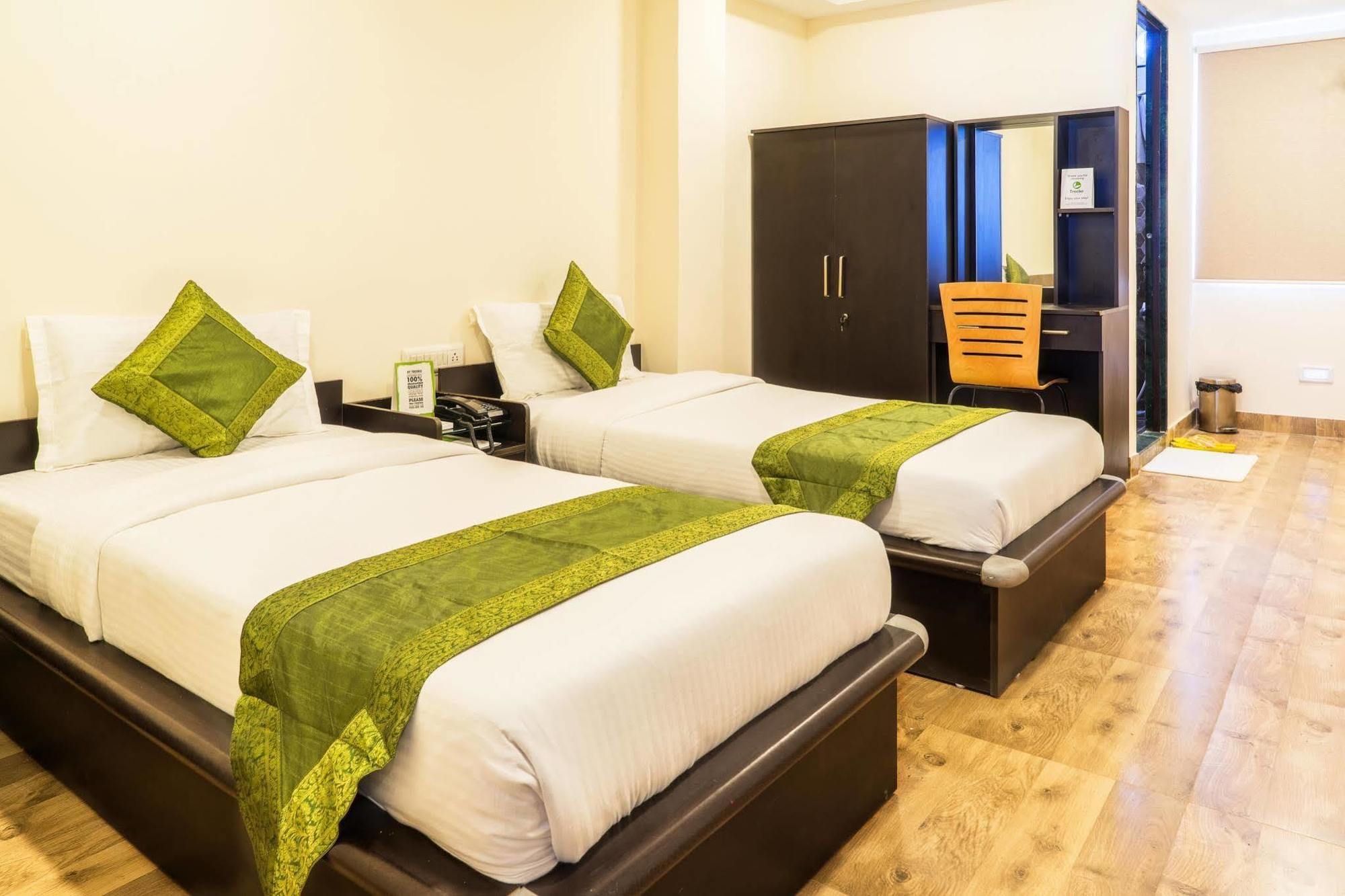 Hotel Rajdeep Inn Ахмедабад Екстериор снимка
